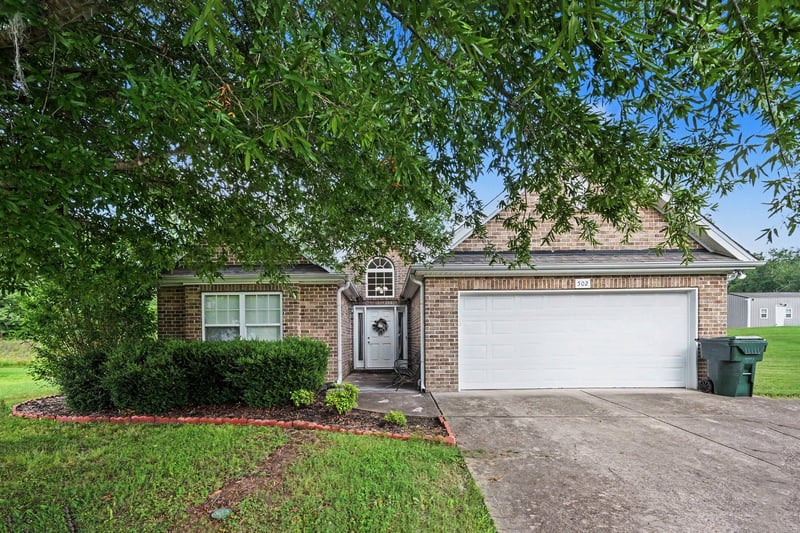 502 Poplar Bnd, Dickson, TN 37055