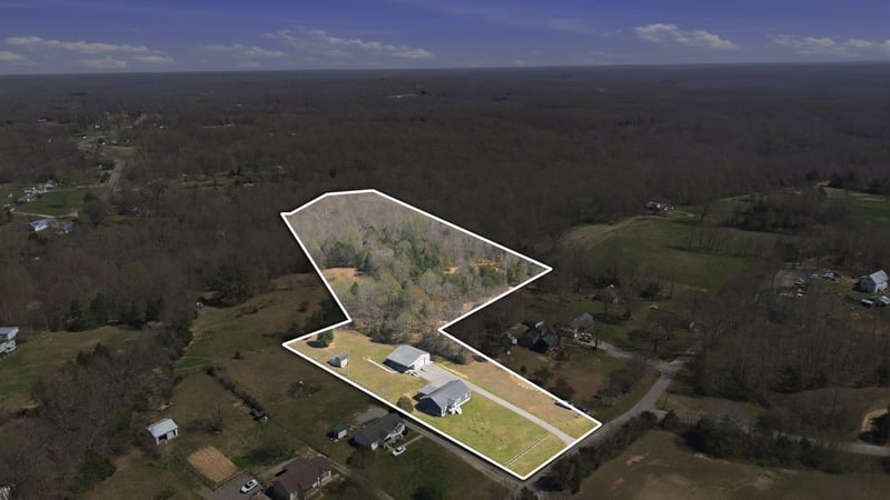 1041 Twin Creek Rd, Charlotte, TN 37036