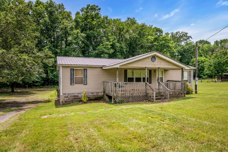 1005 Briarwood Dr, Charlotte, TN 37036