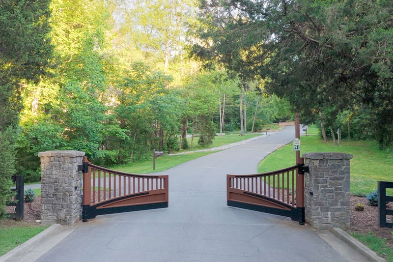 1011 Champion Hills Dr, Kingston Springs, TN 37082