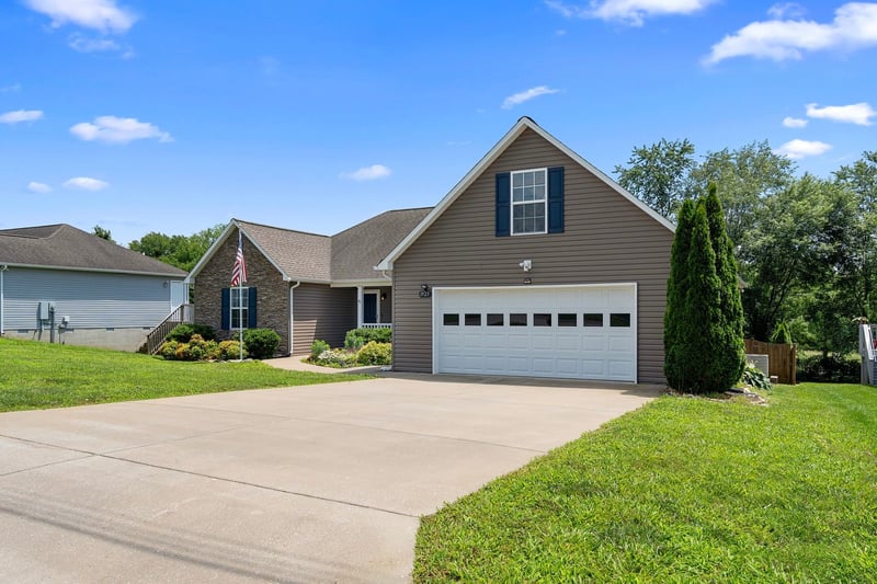 1925 Sheffield Ln, Columbia, TN 38401
