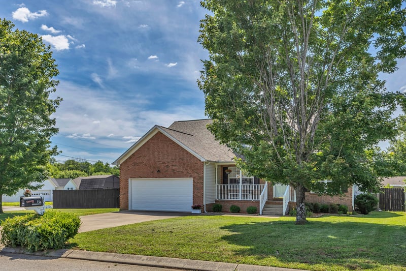 1978 Farmington Ct, Columbia, TN 38401