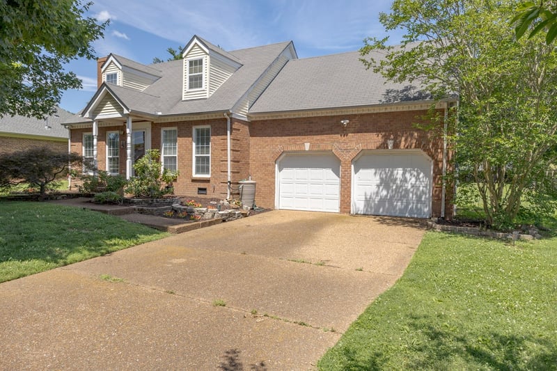 2858 Iroquois Dr, Thompsons Station, TN 37179