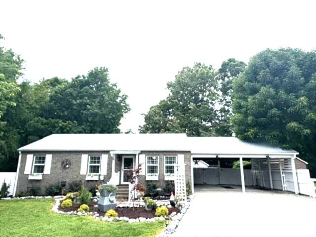 173 Ravenwood Cir, Dickson, TN 37055