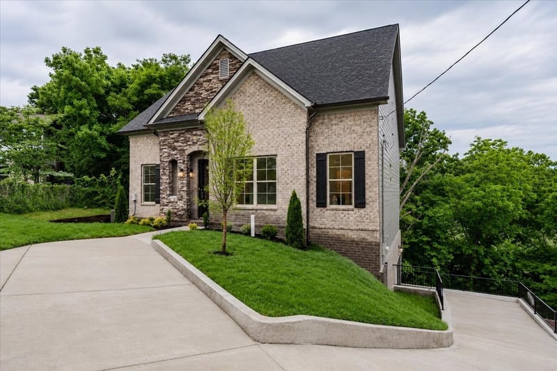 701 Harpeth Knoll Ct, Nashville, TN 37221