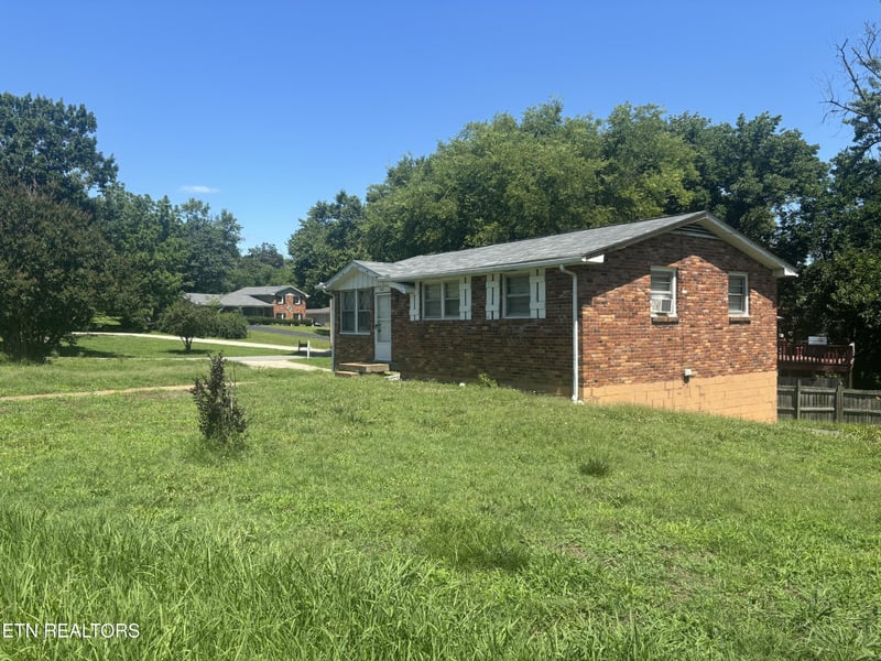 100 Curtiswood Dr, Hendersonville, TN 37075