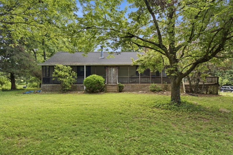 145 Crenshaw Rd, Bethpage, TN 37022