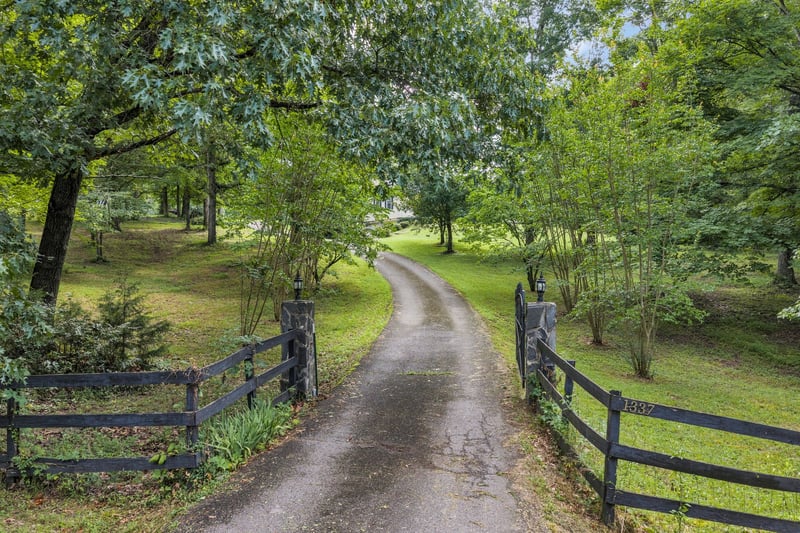 1337 Lee Brown Rd, Bon Aqua, TN 37025