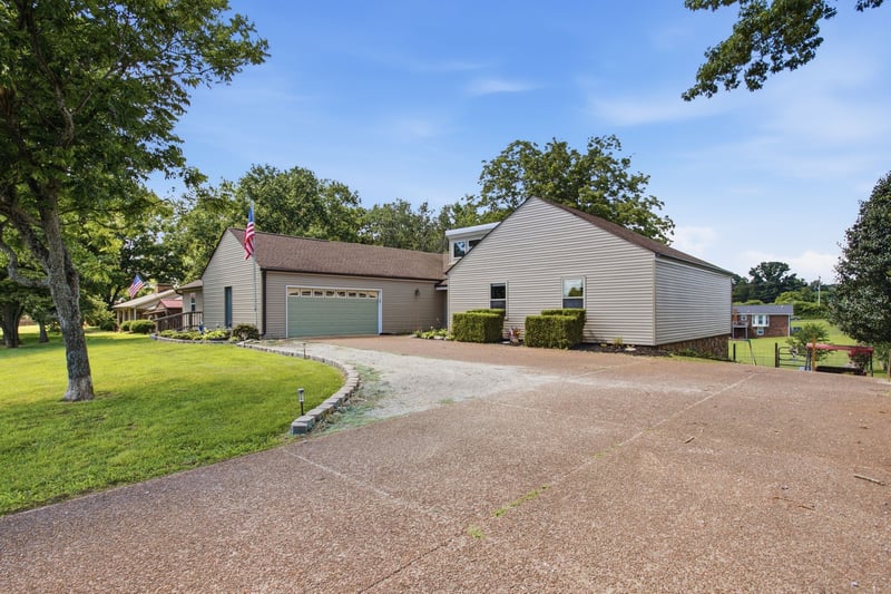 1330 Chippendale Cir, Columbia, TN 38401