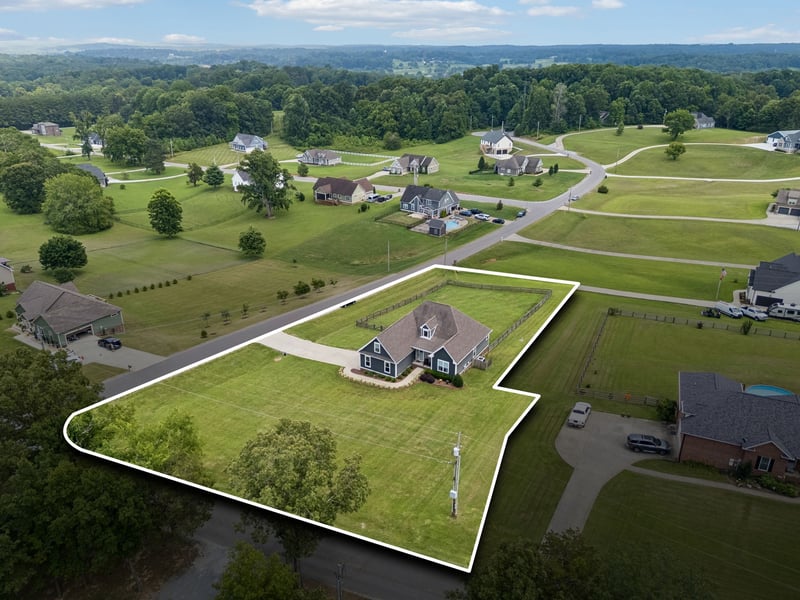 1002 Douglas Ct, Dickson, TN 37055