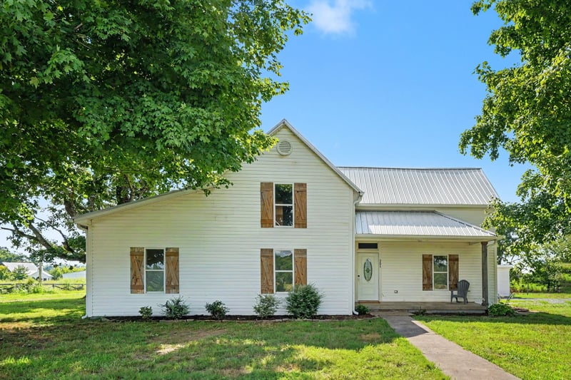 301 Bob Perry Rd, Bethpage, TN 37022