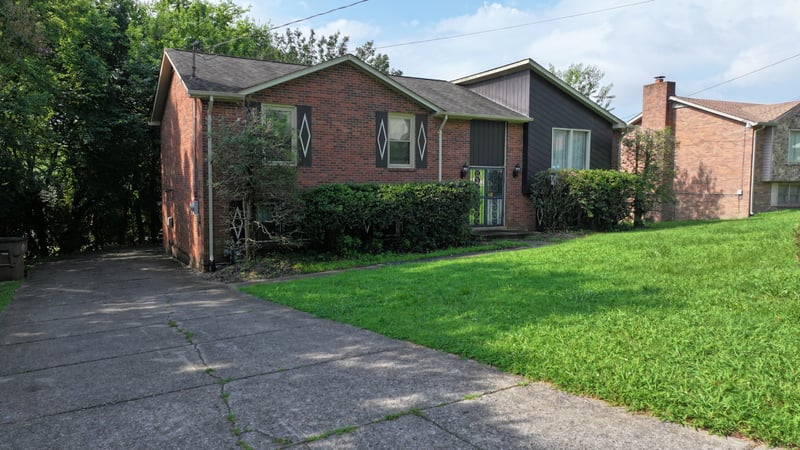 4301 Golden Hills Dr, Nashville, TN 37218