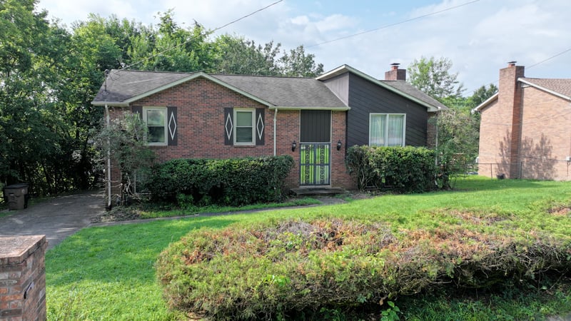 4301 Golden Hills Dr, Nashville, TN 37218