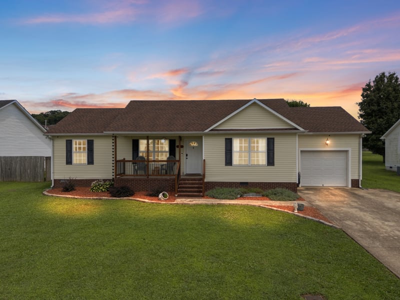 1967 Farmington Ct, Columbia, TN 38401