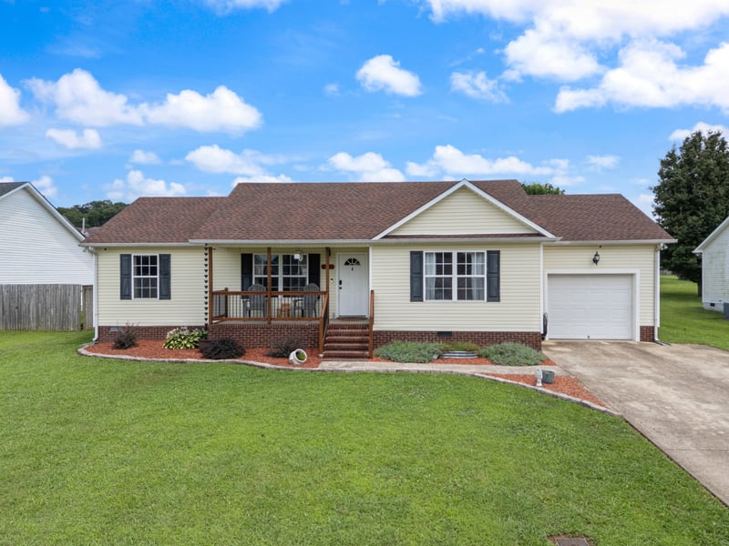 1967 Farmington Ct, Columbia, TN 38401