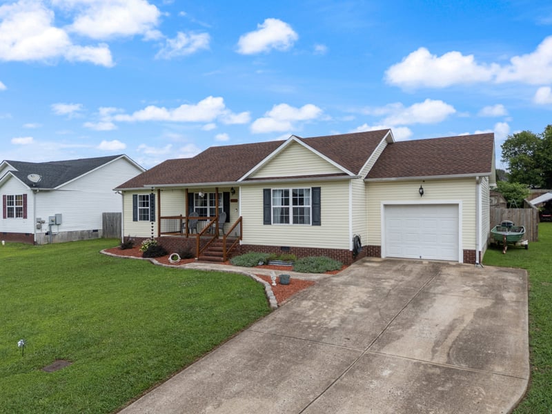 1967 Farmington Ct, Columbia, TN 38401