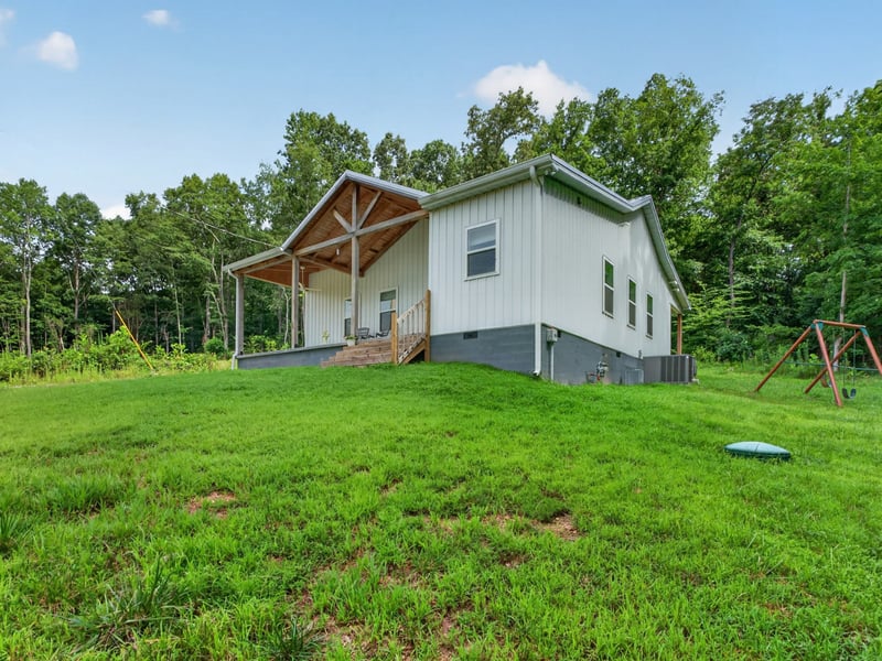 1047 Old County House Rd, Charlotte, TN 37036