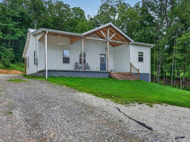 1047 Old County House Rd, Charlotte, TN 37036