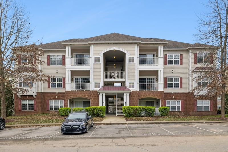 8221 Lenox Creekside Dr #B12, Antioch, TN 37013