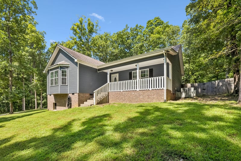 1004 Johnston Dr, White Bluff, TN 37187