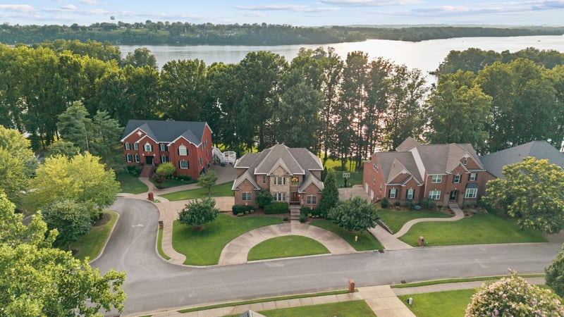 100 Lakecrest Cir, Hendersonville, TN 37075