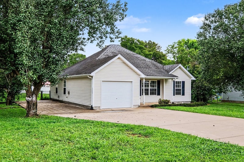 107 Breeze Dr, Murfreesboro, TN 37129