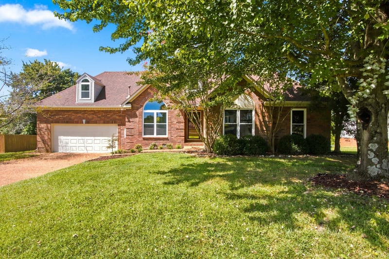 2946 Iroquois Dr, Thompsons Station, TN 37179