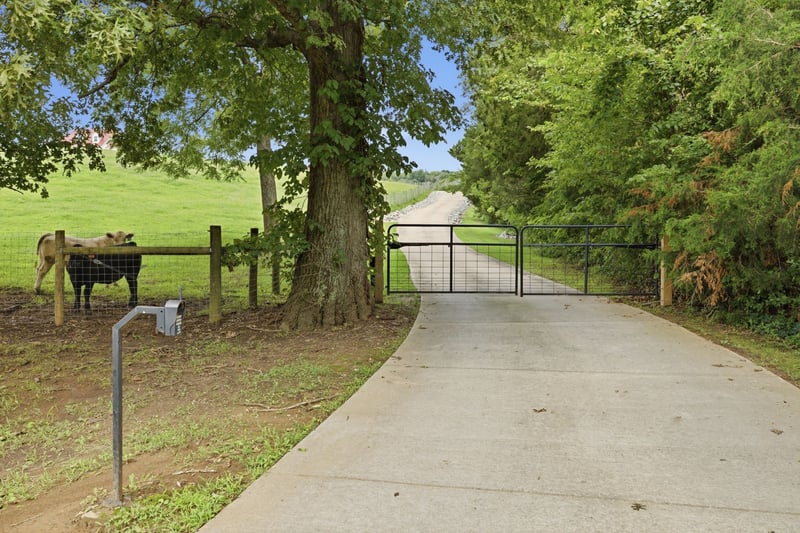 7595 Nolensville Rd, Nolensville, TN 37135