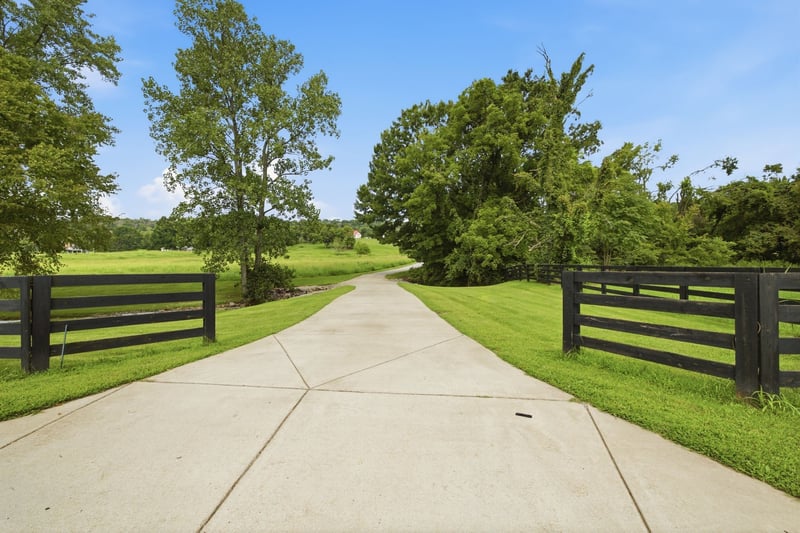 7595 Nolensville Rd, Nolensville, TN 37135