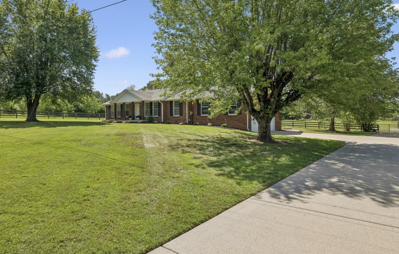 920 Clearview Rd, Cottontown, TN 37048