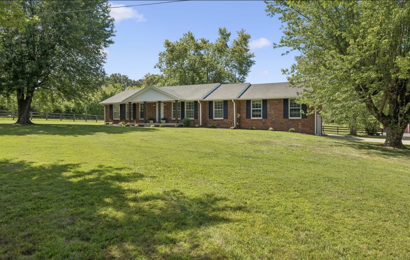 920 Clearview Rd, Cottontown, TN 37048