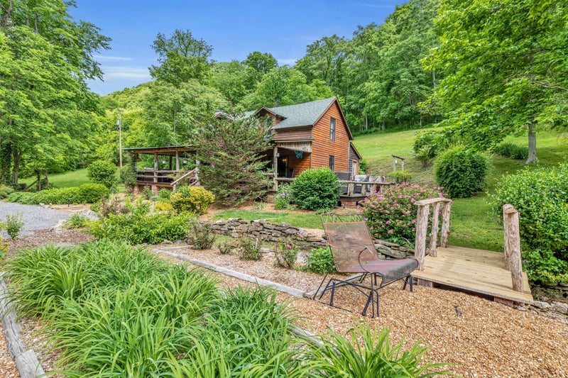 28 Bussell Ln, Gordonsville, TN 38563