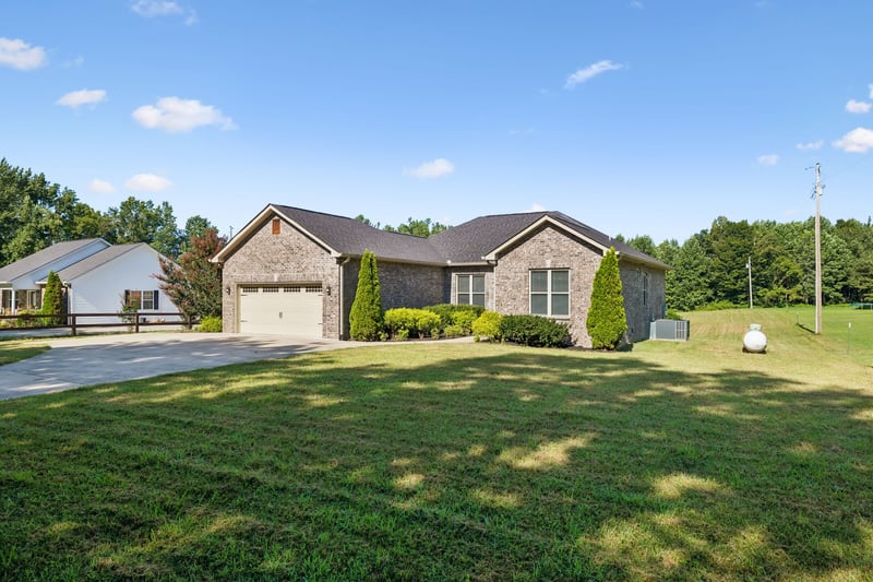 525 Bob Perry Rd, Bethpage, TN 37022