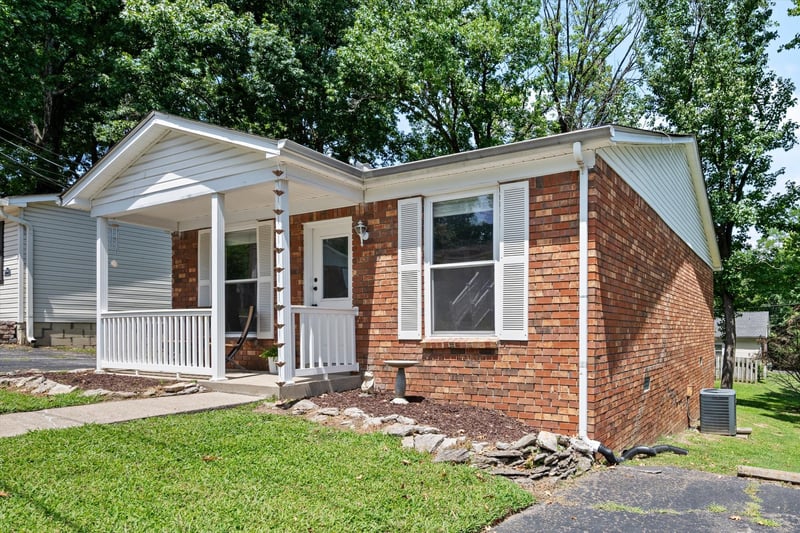 102 Five Oaks Dr, Nashville, TN 37217