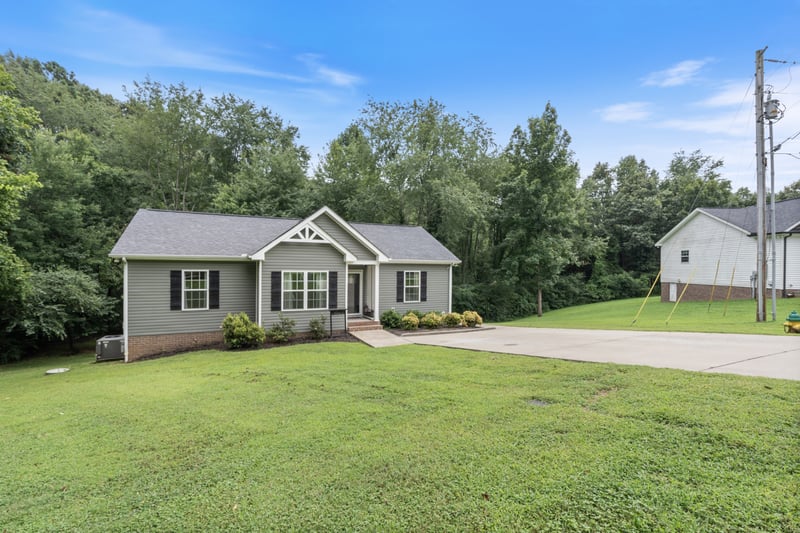 117 E Circle Dr, Burns, TN 37029