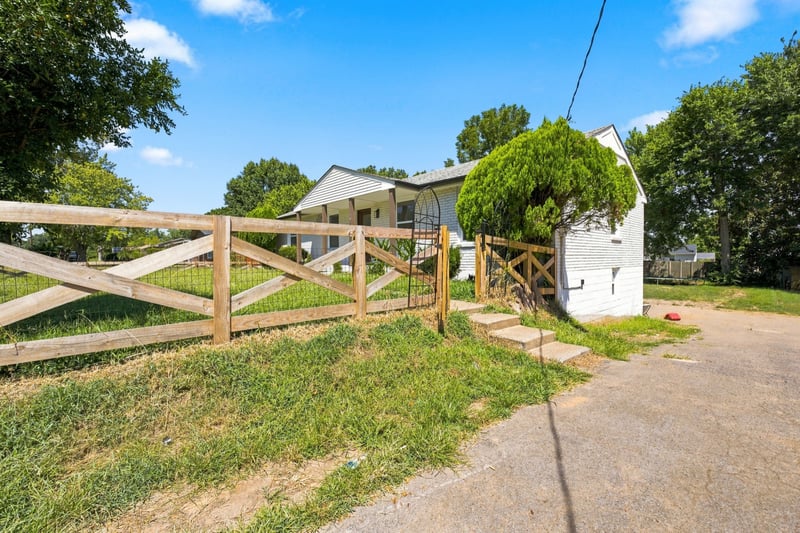 604 Harding Pl, Nashville, TN 37211