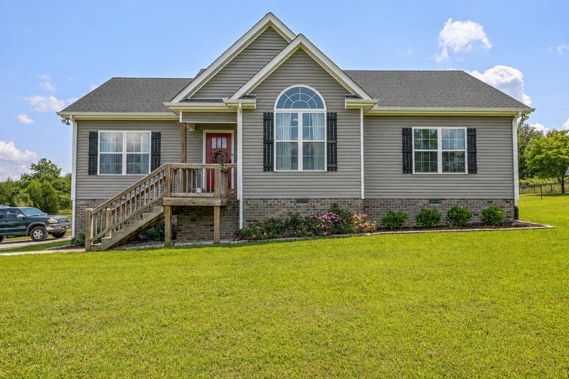 1228 Old County House Rd, Charlotte, TN 37036