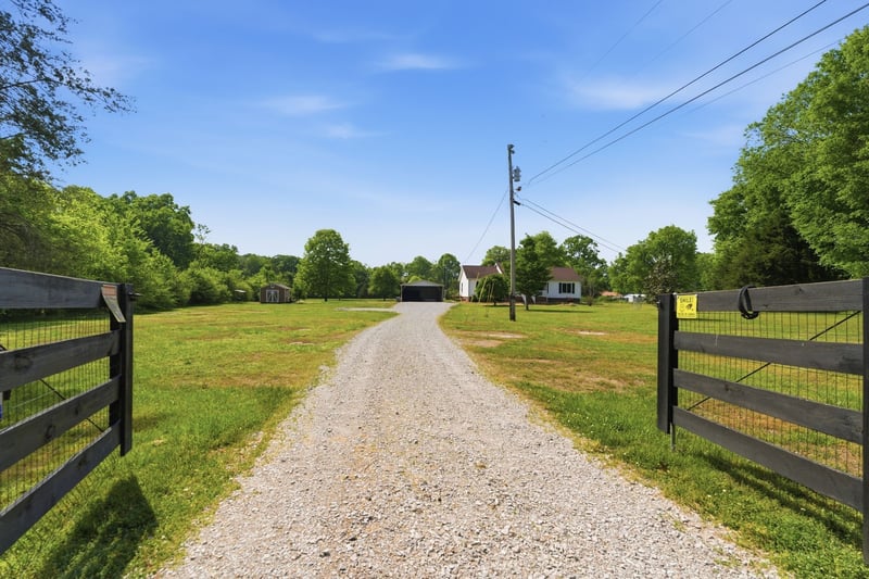 4290 Highway 431 , Columbia, TN 38401