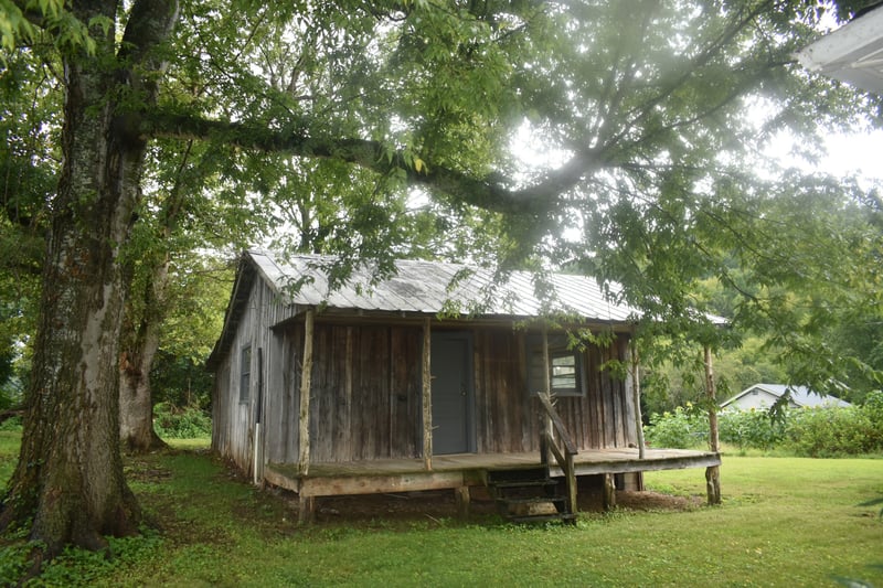 4 Price Ln, Pleasant Shade, TN 37145