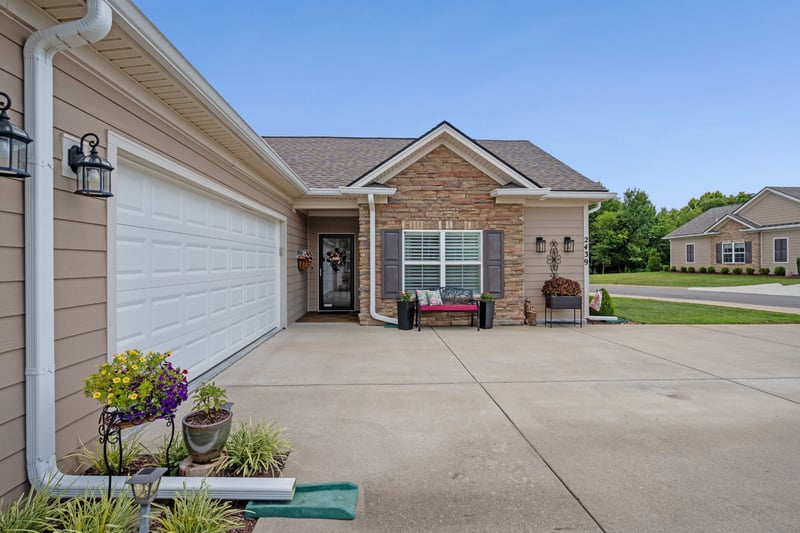 2439 Stonecenter Ln, Murfreesboro, TN 37128