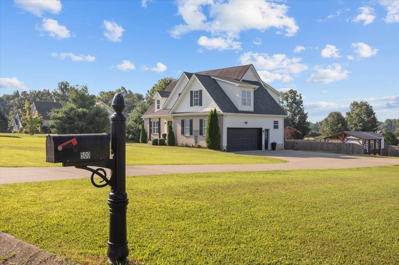 500 Fawn Ct, Burns, TN 37029