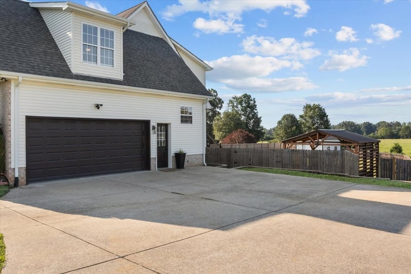 500 Fawn Ct, Burns, TN 37029