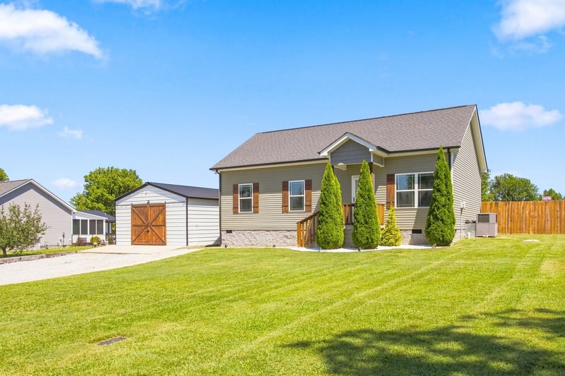 1204 Redden Ln, Burns, TN 37029