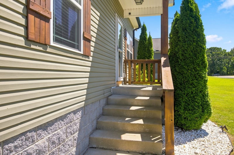 1204 Redden Ln, Burns, TN 37029
