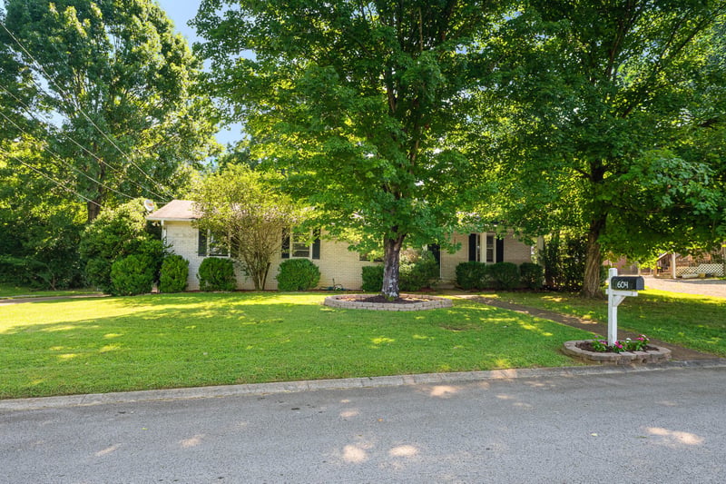 604 Meadow Lane Dr, Nashville, TN 37221