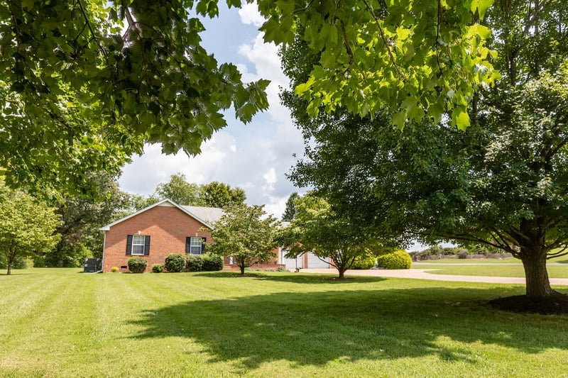 1004 Deann Ct, Cottontown, TN 37048