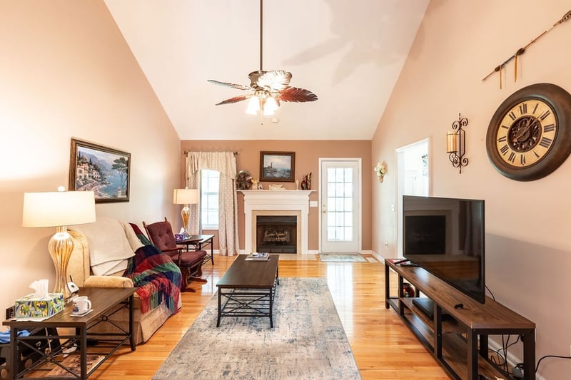 1004 Deann Ct, Cottontown, TN 37048