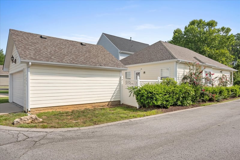 7093 Sunnywood Dr, Nashville, TN 37211