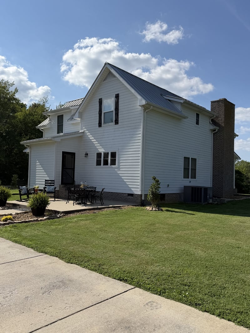 808 Clearview Rd, Cottontown, TN 37048