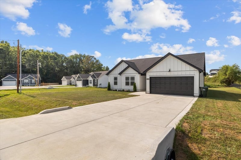 3008 Longview Ct, Dickson, TN 37055